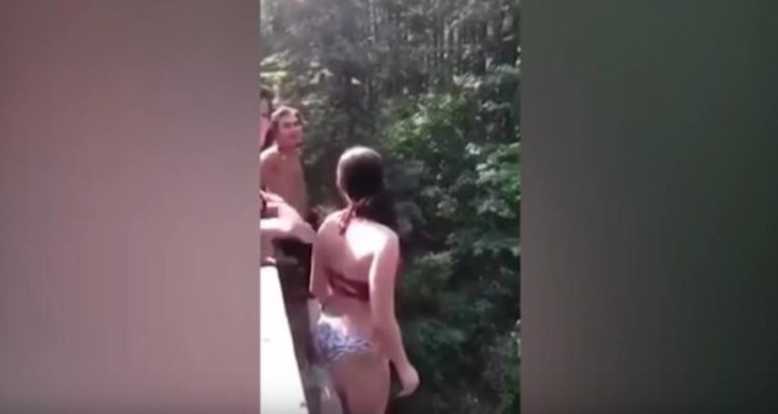 Terrible broma: joven terminó grave tras ser empujada desde puente a 18 metros de altura