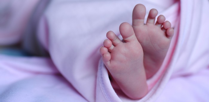 Bebé de 10 meses murió al interior de un vehículo en España: su abuelo la olvidó