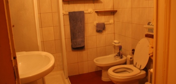 Hombre murió tras caer y enterrarse un cepillo limpiador de baño que le atravesó el cráneo