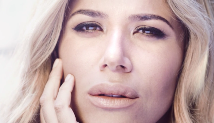 Regresó a casa: tras 11 años alejada de Chile Bárbara Muñoz se presentó en Rojo y encantó