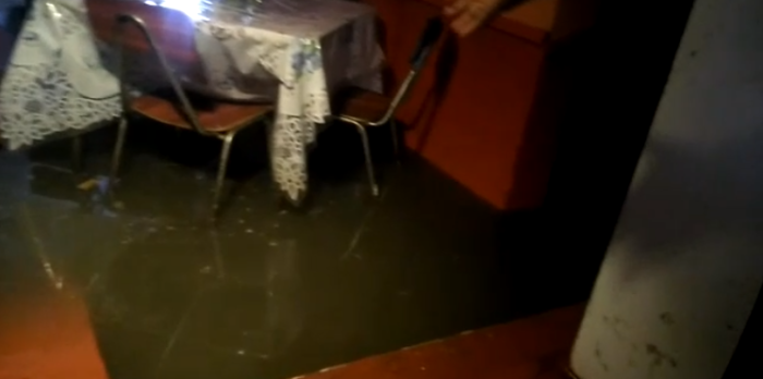 Sexta ocasión: dueña de local de comida que se inunda con aguas servidas exige solución