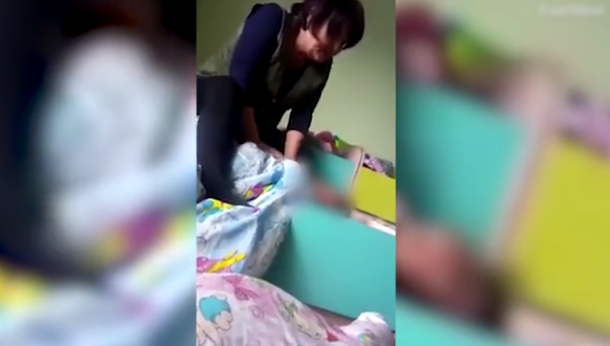 Captan brutal momento en que mujer intenta callar a bebé tapándole la boca en guardería