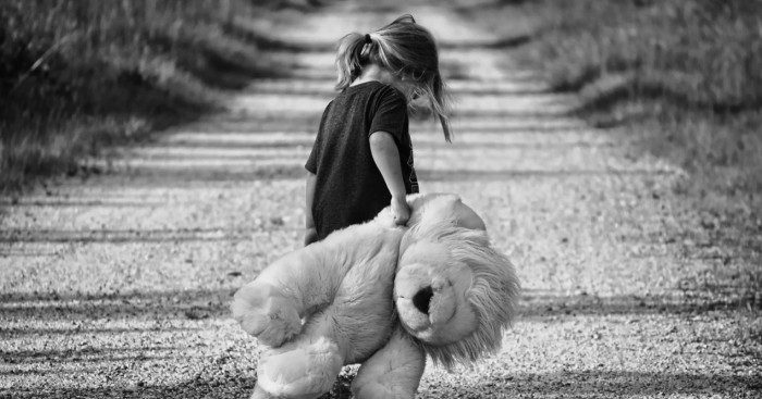 Pareja adoptó y abandonó a una niña tras descubrir que no tenía la edad que pensaban