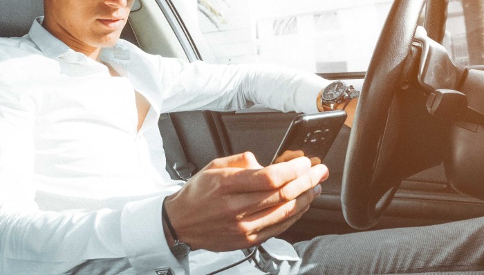 ¿Chateas conduciendo? Revisa lo caro que te saldrá la multa con el nuevo proyecto de ley