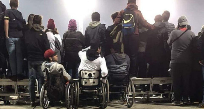 Indignación por foto de albos en silla de ruedas que apenas podían ver en el Monumental