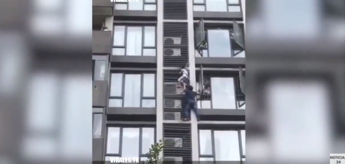El impactante registro de cómo un padre salva a su hijo de caer desde edificio