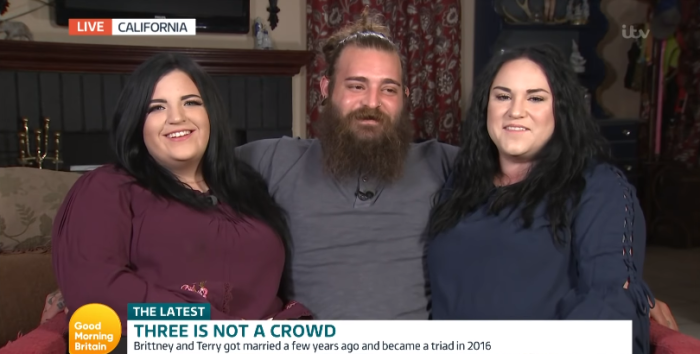 Peculiar caso de poligamia: mujeres quieren embarazarse al mismo tiempo para evitar celos