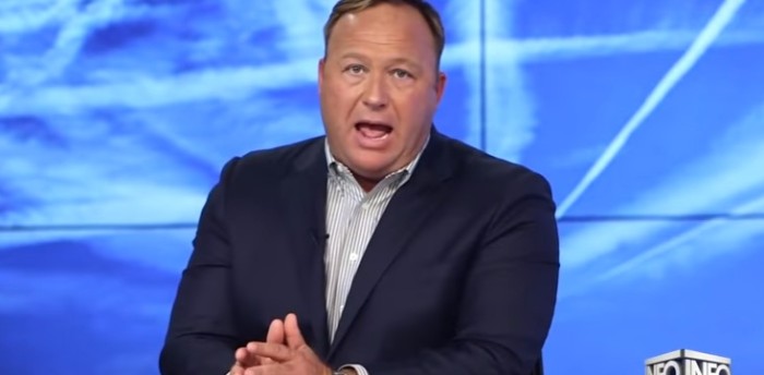 Presentador transfóbico se saboteó a sí mismo: reveló sin querer que ve porno trans