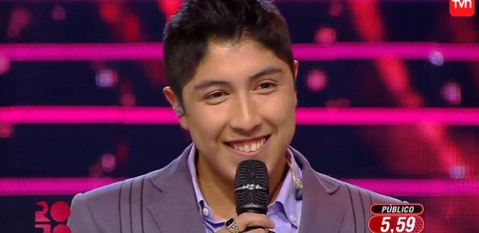 Se sonrojó: Juan Ángel fue sorprendido con tímido piquito de bailarina en su show en Rojo