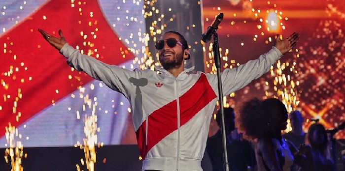 Maluma es criticado por 'garrafales' errores de retoque en polémica foto con mujeres