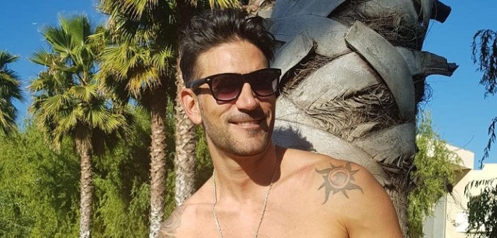 Denuncian a participante de 