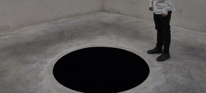 No era ilusión óptica: hombre de 60 años cayó en obra de arte y terminó en el hospital