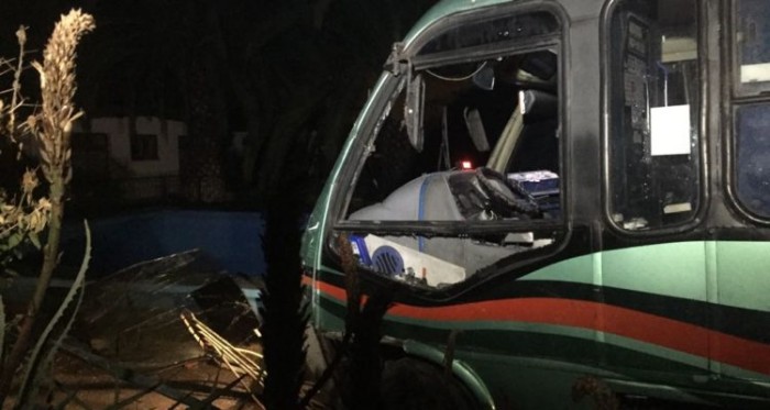 Micro se estrelló contra jardín de una casa: dejó a miles sin luz y por poco cae a piscina