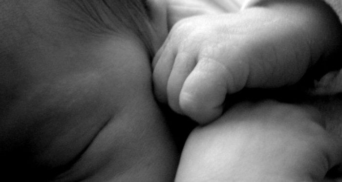 Investigan terrible muerte de bebé en Puerto Montt: se habría ahogado con sus fecas