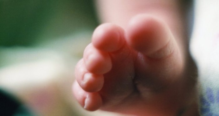 Encuentran a niña de 3 años en su coche en una plaza: fue olvidada por su padre