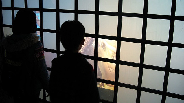 Madre permitió a amante que violara a sus hijos de 5 años: también almacenaba pornografía