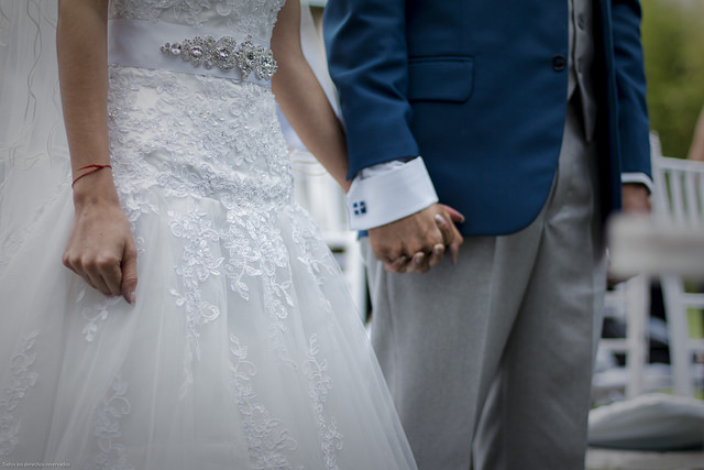 La singular y nada romántica razón por la que los novios se paran a la derecha en el altar