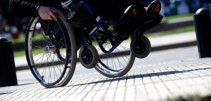 Hombre quedó parapléjico tras golpiza fuera de su casa: acusados fueron condenados