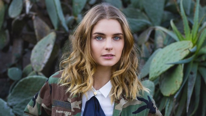 Pin Montané llegó al Sanfic vestida de novia: prenda la confeccionó su hermana en 6 días