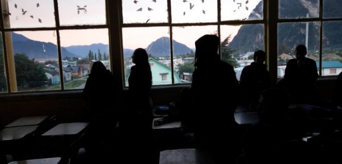 El castigo que arriesga docente de Rapa Nui grabado empujando a niños contra el suelo