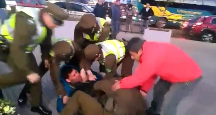 Protesta de colectiveros terminó con incidentes: uno fue reducido por cinco carabineros