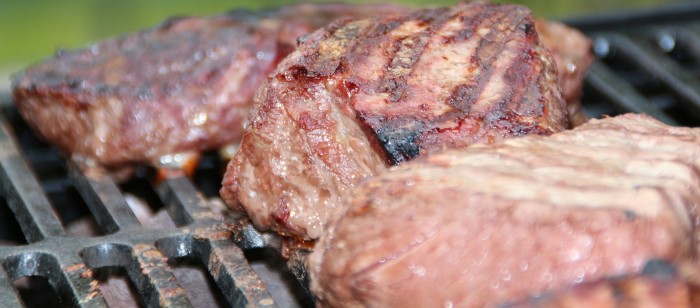 Expertos advierten los peligros de la nueva 'súper dieta' de moda: comer solo carne