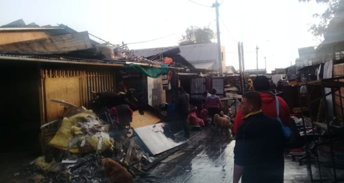 Voraz incendio en La Pintana destruyó 10 viviendas y dejó cerca de 100 damnificados