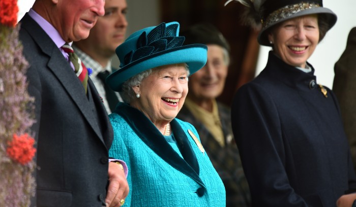 'Un calzado real': Isabel II prefiere el mismo modelo de zapatos por una razón