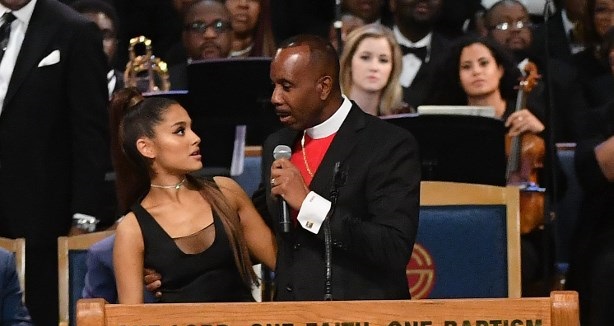 Obispo 'manoseó' a Ariana Grande en pleno funeral de Aretha Franklin: ofreció disculpas