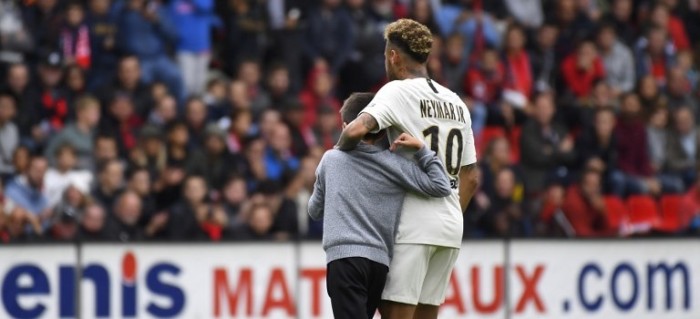 Neymar se ganó la ovación de todos tras gesto con un niño que se coló llorando a la cancha
