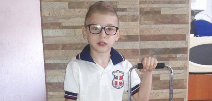 El conmovedor momento en que niños alientan a compañero con parálisis cerebral a caminar