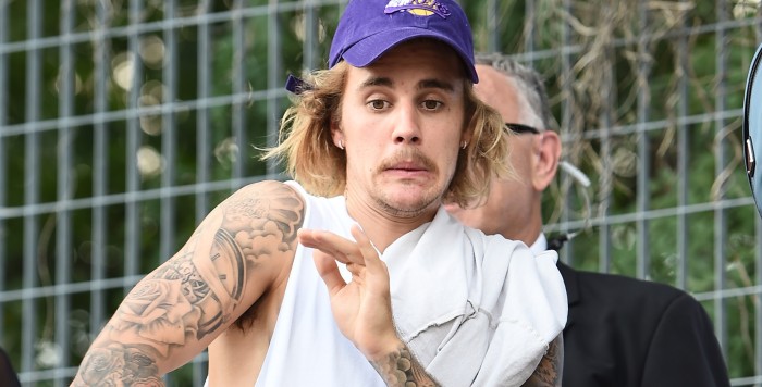 ¿Qué le pasa a Justin Bieber? Graban extraño actuar del cantante que preocupa a fanáticos