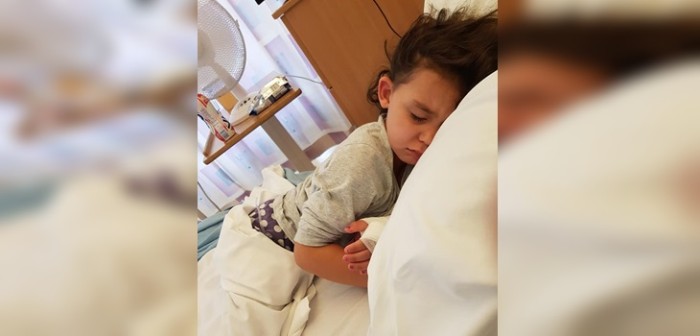 Niña se probó zapatos sin calcetines y casi pierde la vida tras contraer mortal infección