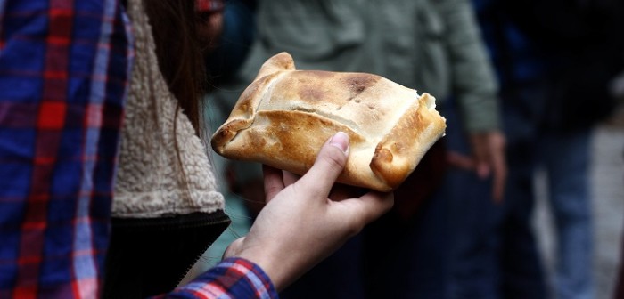 Chilenos la 'rompen' en EEUU: venden empanadas para enfrentar la crisis económica por la pandemia
