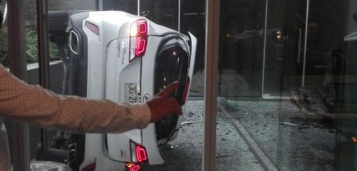 Persecución policial terminó con vehículo al interior de un edificio en Las Condes