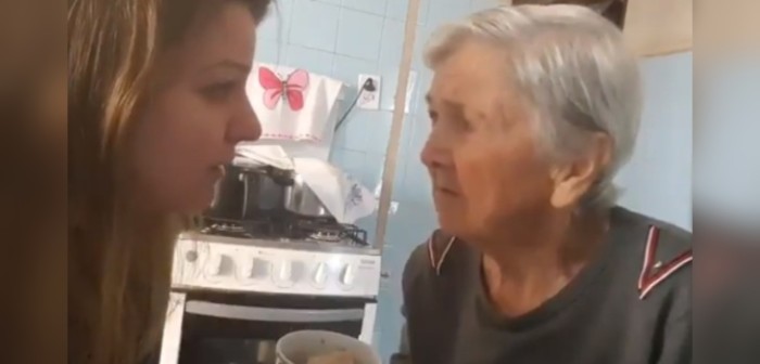 Video muestra el emocionante momento en que una abuela con alzheimer reconoce a su nieta