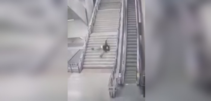 Por evadir el pasaje: joven sufrió estrepitosa (y dolorosa) caída en escalera del Metro