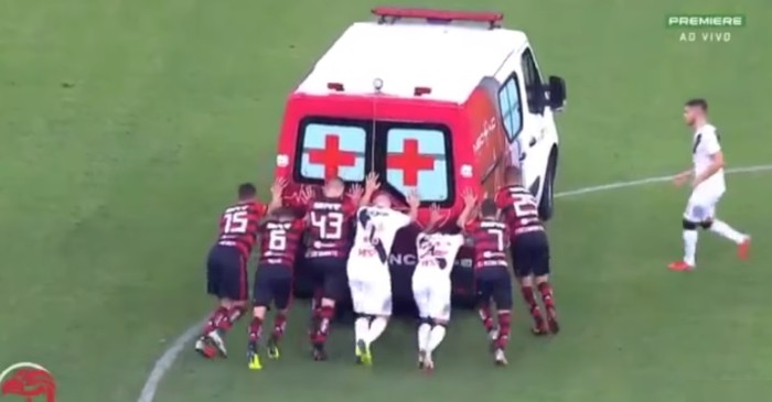 Ambulancia entró a la cancha a buscar un lesionado y terminó siendo empujada por jugadores