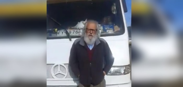 Abuelito de Carahue que vive en un microbús busca ayuda para emprender travesía al norte