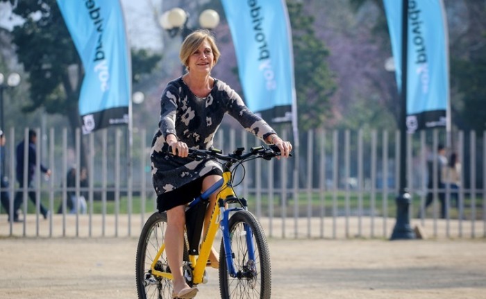 Compró terreno: Evelyn Matthei 'emuló' al ‘tarro’ y sufrió fea caída en bicicleta