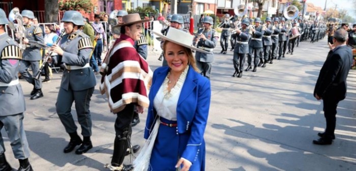 Muy evidente: fallido videomontaje delató ausencia de Cathy Barriga en desfile cívico