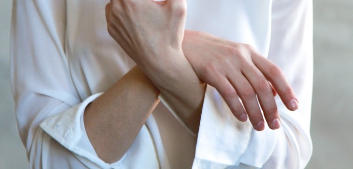 Joven perdió un pulgar tras extraño cáncer que adquirió por comerse las uñas