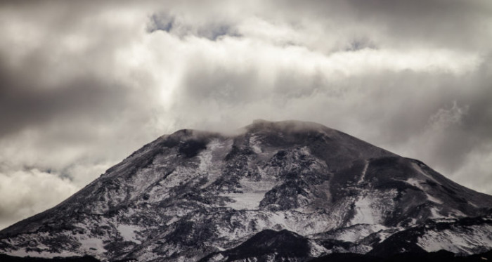 Con imagen de evento explosivo en volcán Sernageomin emitió alerta en Nevados de Chillán