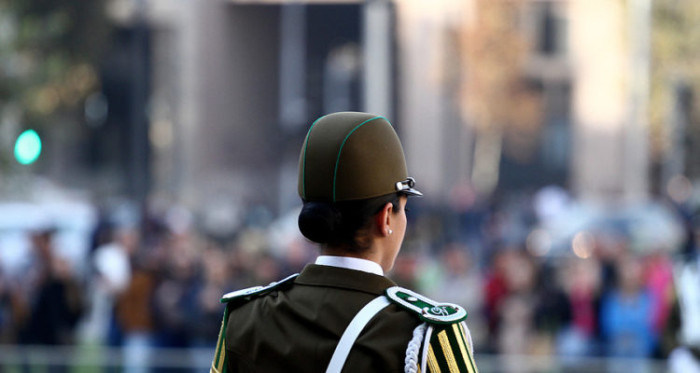 La dura medida que tomó Carabineros con oficial que criticó a primera Tambor Mayor