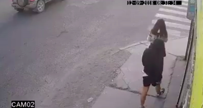 Joven fue víctima de abuso sexual en plena vía pública: cámara registró el momento exacto