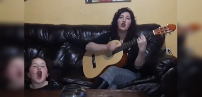 Autora de Adiós tía Paty nuevamente fue interrumpida por sus hijos en canción dieciochera