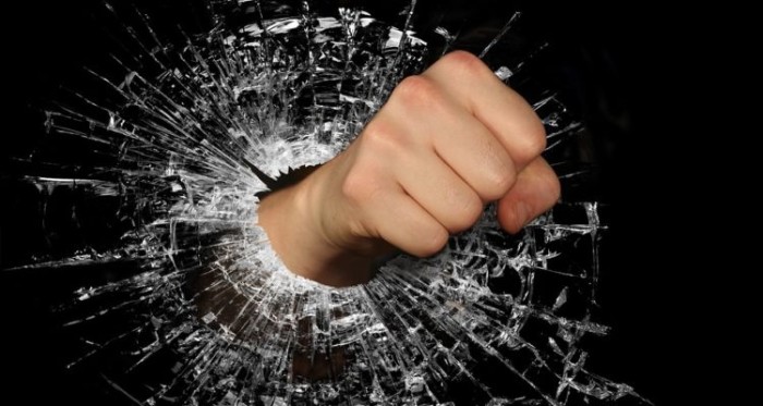 Le salió lo Hulk: hombre golpeó a carabineros, quemó local y quebró vitrinas en Villarrica