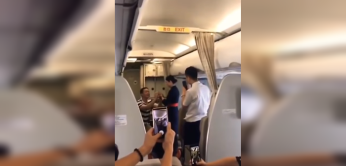 Propuesta de matrimonio en pleno vuelo dejó a novia azafata sin trabajo: la echaron
