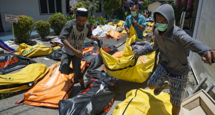 Desolador panorama en Indonesia tras terremoto y tsunami: muertos llegan a 832