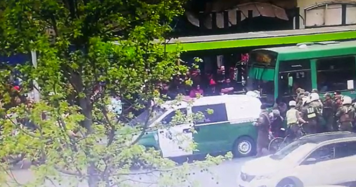 Mamá del año: mujer lanzó a bebé contra patrulla para evitar la detención de su hermana